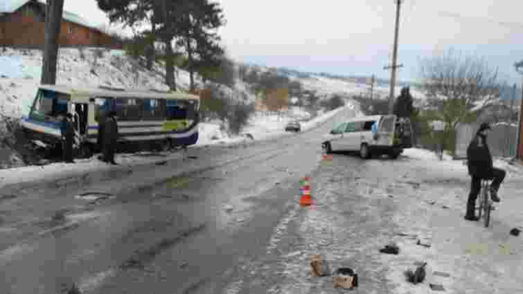 На Івано-Франківщині внаслідок лобового зіткнення автомобіля і автобуса постраждали 8 осіб