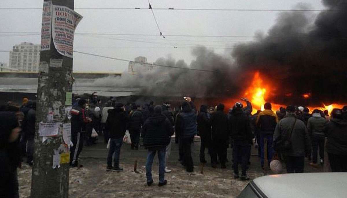 На одеському «Привозі» згоріли чотири павільйони з взуттям