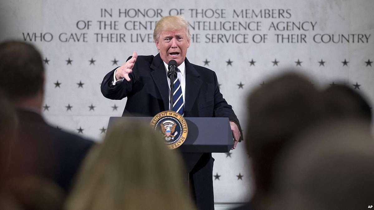 У перший день президентства Дональд Трамп відвідав штаб-квартиру ЦРУ