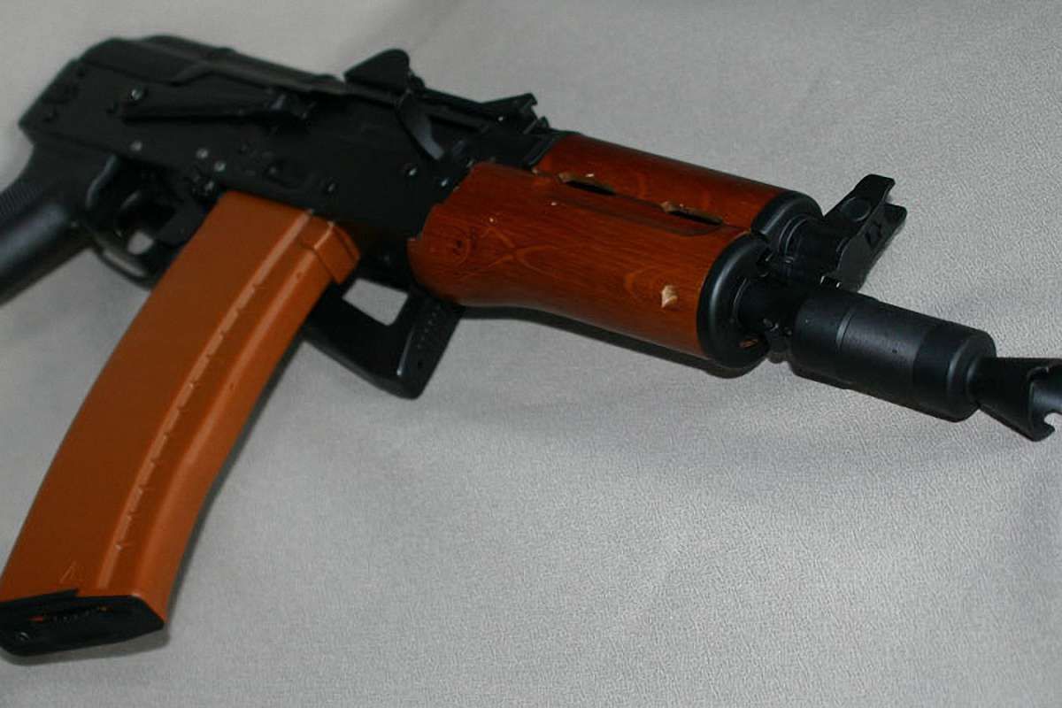 У Харкові троє молодиків влаштували стрілянину з балкону багатоповерхівки