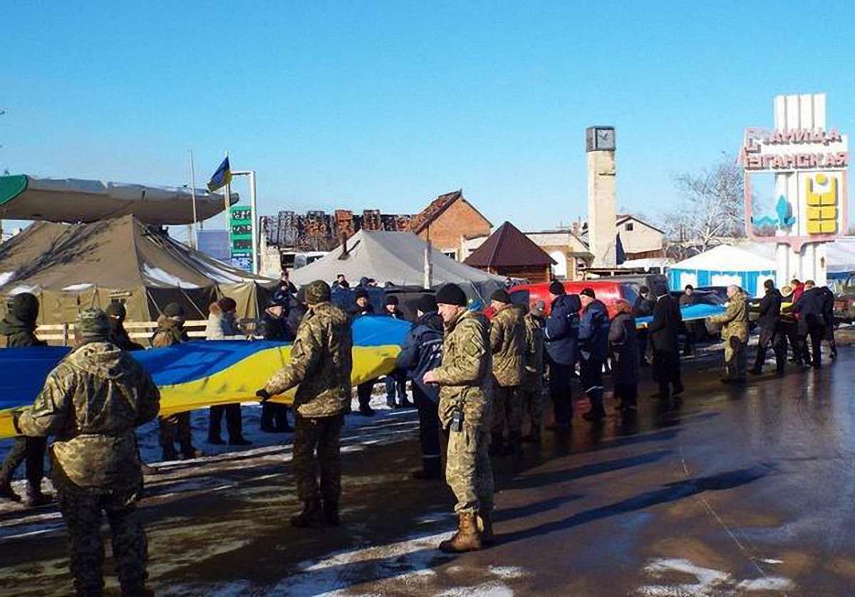 У Станиці Луганській розгорнули 40-метровий прапор поблизу лінії розмежування