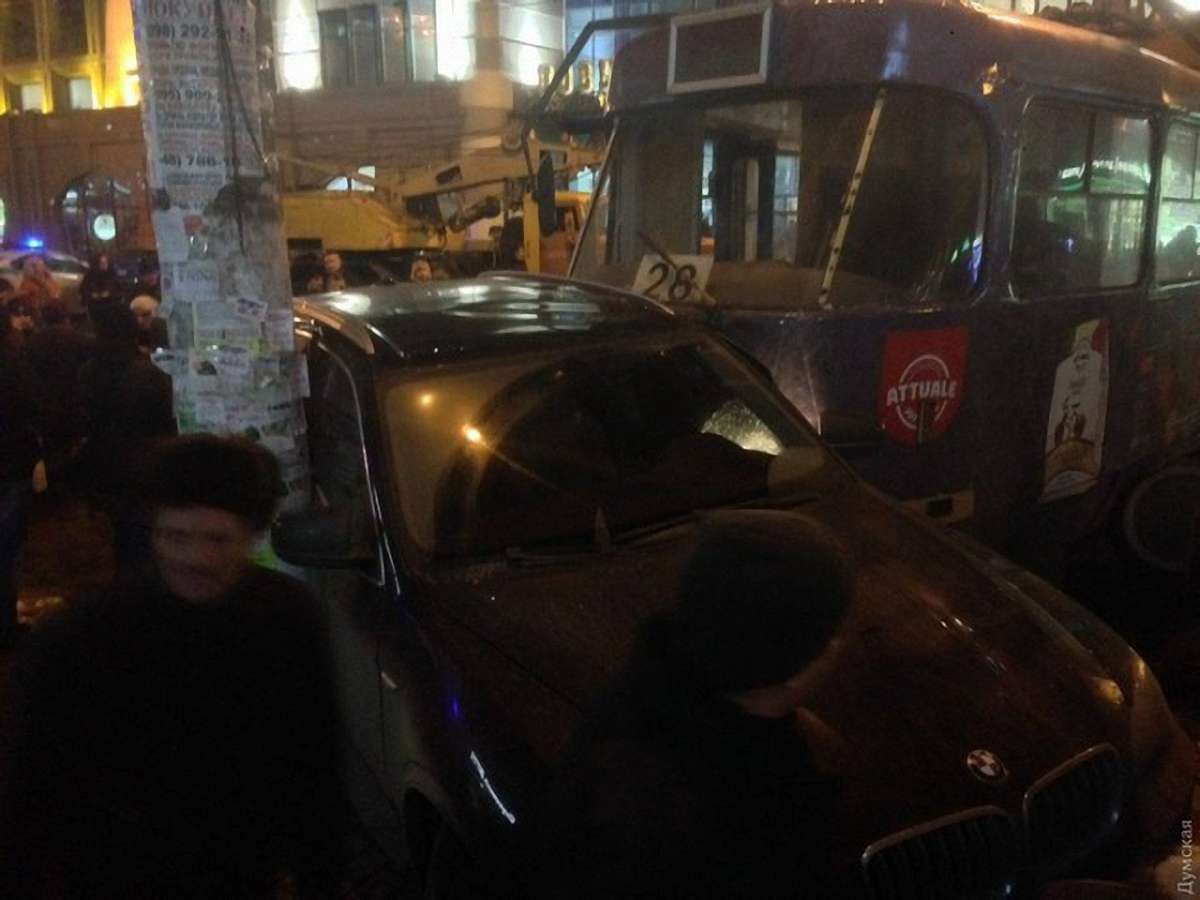 У центрі Одеси трамвай зійшов з рейок і пошкодив п’ять автомобілів