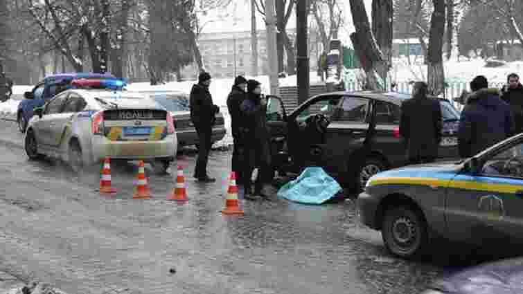 У центрі Львова в автомобілі знайшли мертвим водія