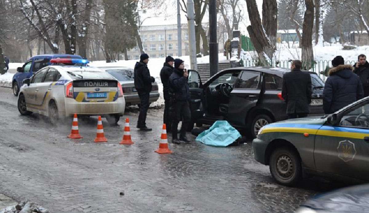 У центрі Львова в автомобілі знайшли мертвим водія