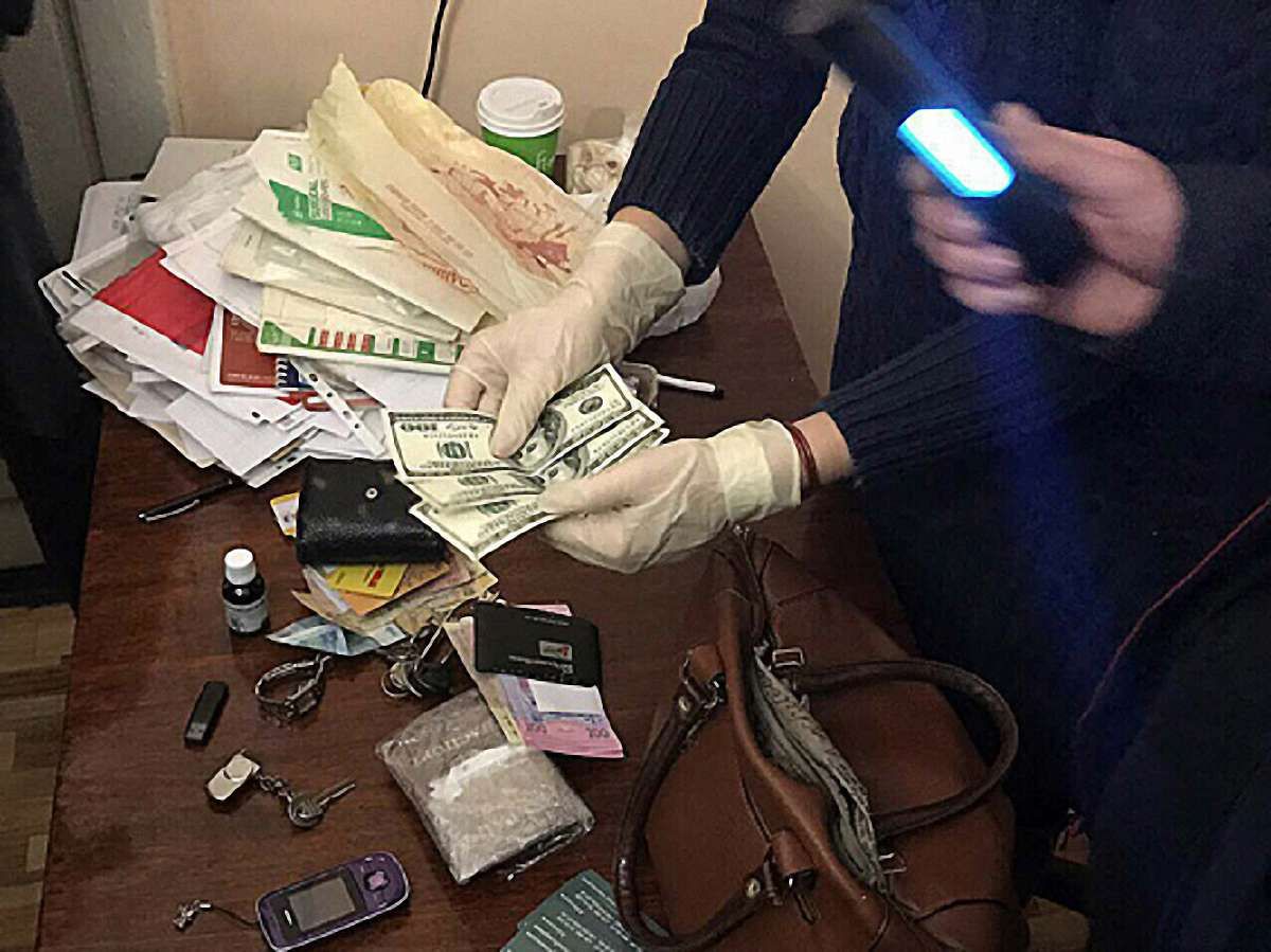 У Львові на хабарі $1200 затримали адвоката