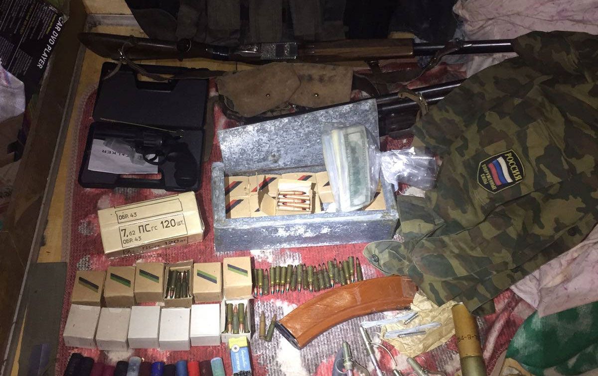 На Харківщині СБУ виявила боєприпаси та російську форму у радника голови райради