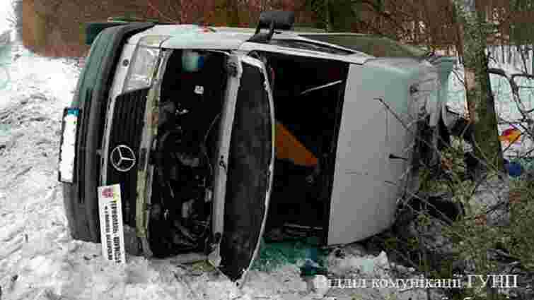 На Тернопільщині перекинувся рейсовий мікроавтобус, постраждали 12 людей