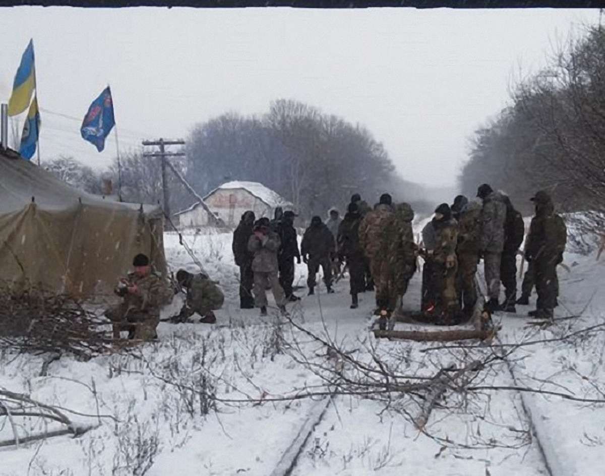Ветерани АТО перекрили залізницю «Луганськ – Попасна»