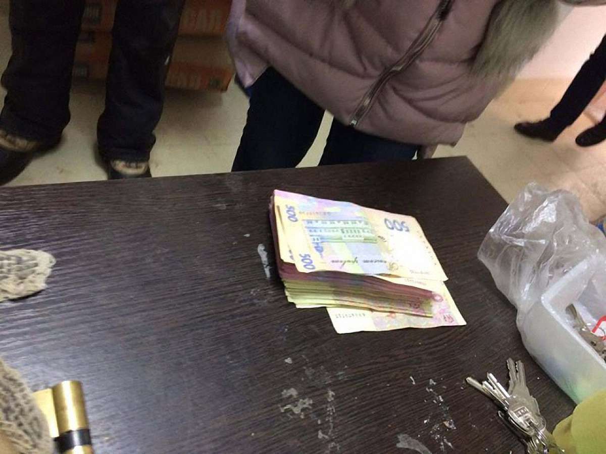 В Ужгороді чиновників міськради упіймали на хабарі