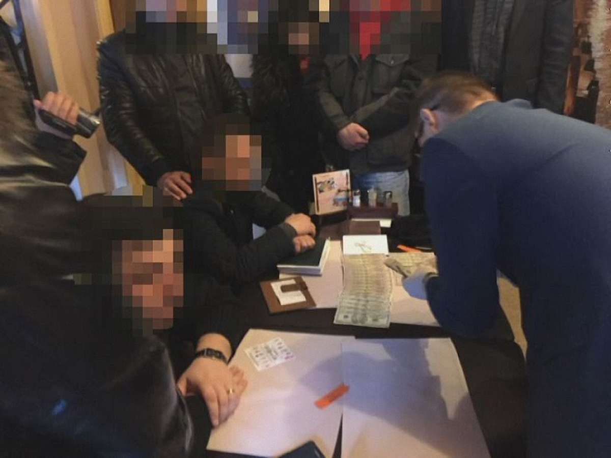 У Дніпрі затримали колишнього поліцейського і адвоката під час спроби дати хабар