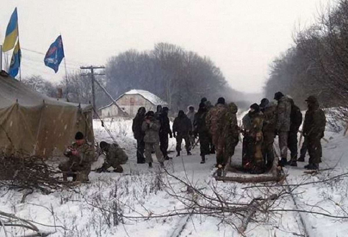 Прокуратура відкрила провадження через блокування ветеранами АТО залізниці на Луганщині