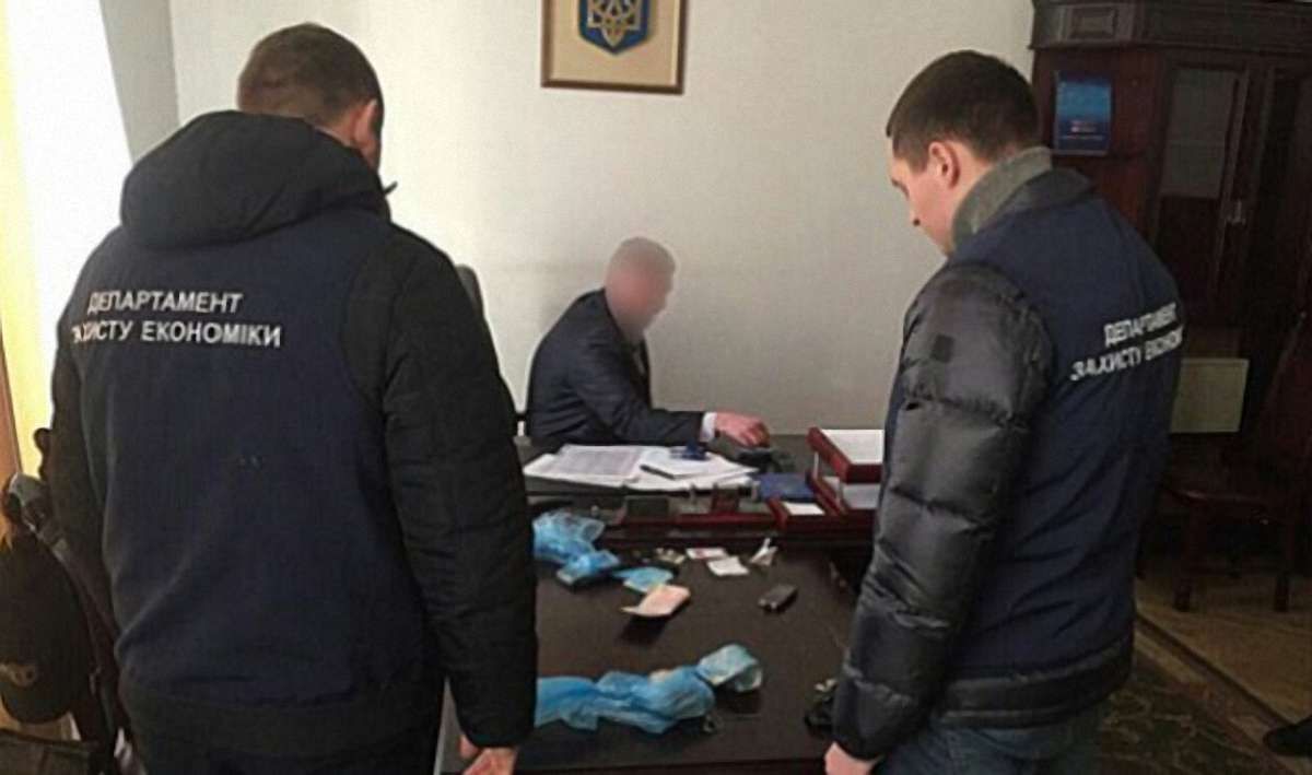 Затриманий на хабарі посадовець Львівської митниці вийшов з СІЗО під заставу ₴400 тис.