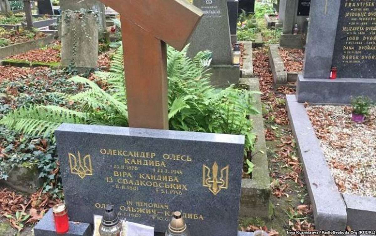 Прах Олександра Олеся та його дружини привезли до Києва