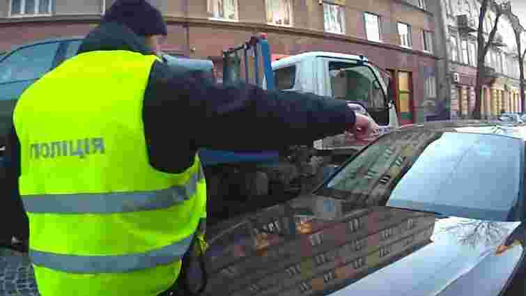 Водій у Львові наїхав на патрульного, який обмежив рух для евакуації автівки