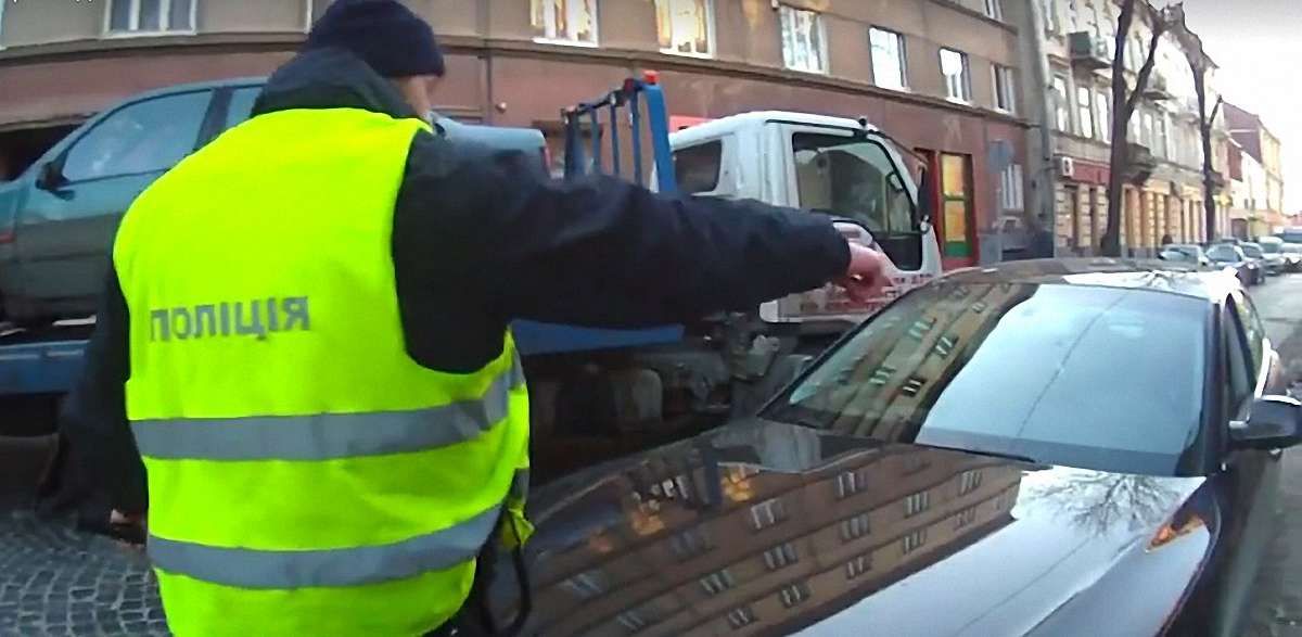 Водій у Львові наїхав на патрульного, який обмежив рух для евакуації автівки