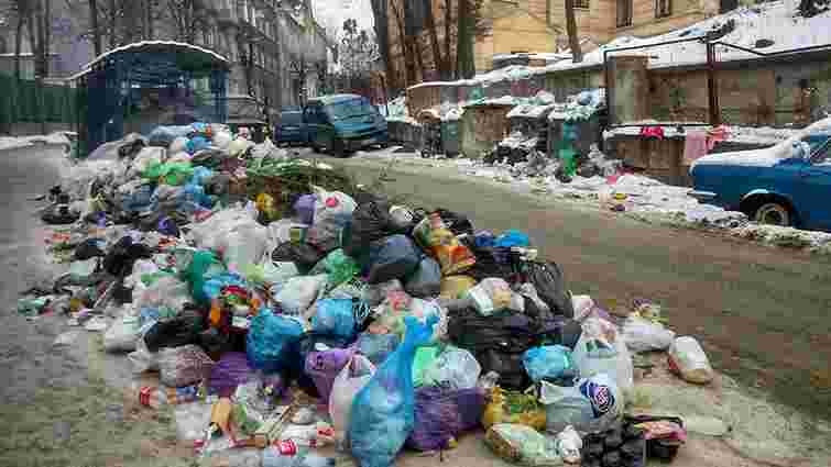 На ранок у місті залишилося ще 204 переповнених майданчика зі сміттям