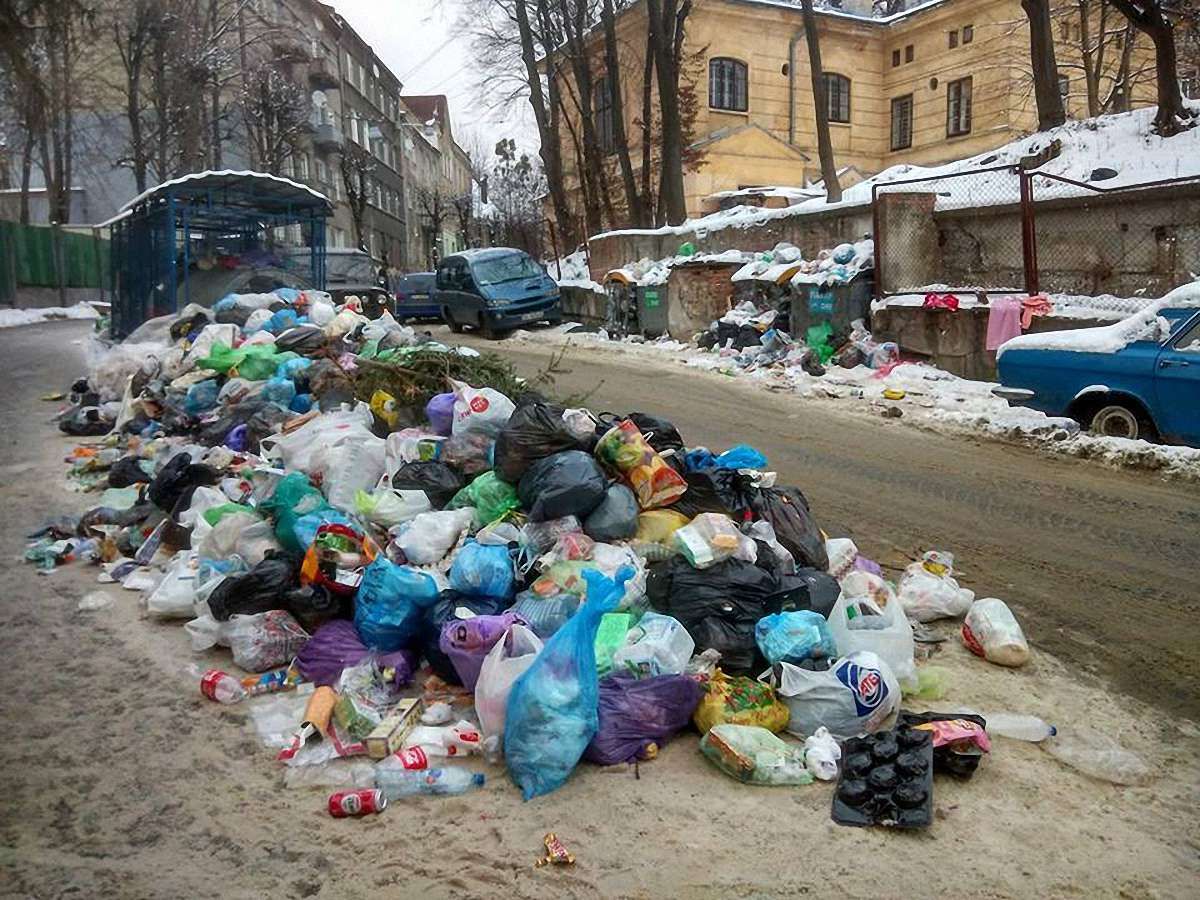 На ранок у місті залишилося ще 204 переповнених майданчика зі сміттям