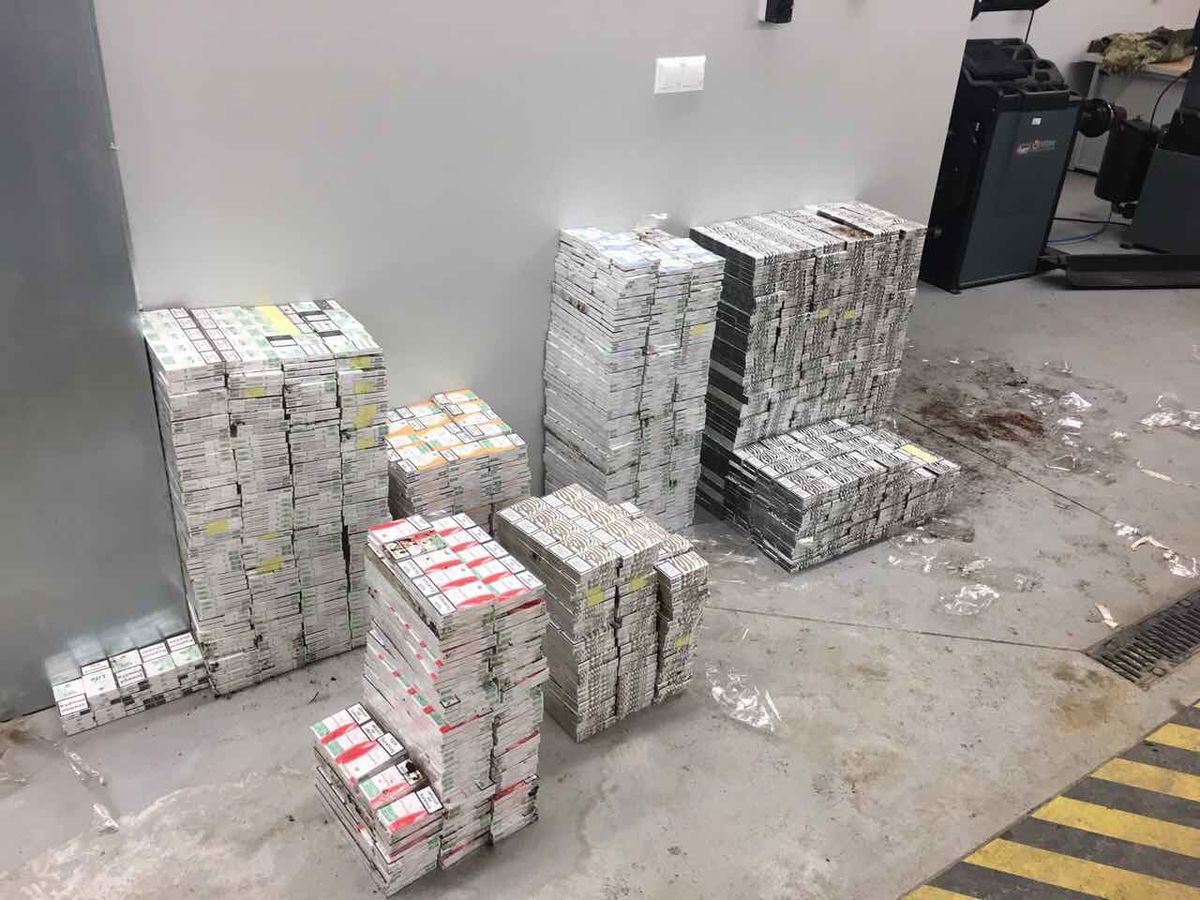 Водій мікроавтобуса намагався вивезти до Польщі 6 тис. пачок сигарет