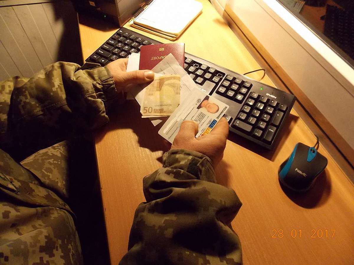 На Львівщині прикордонникам пропонували хабар за пропуск через кордон 