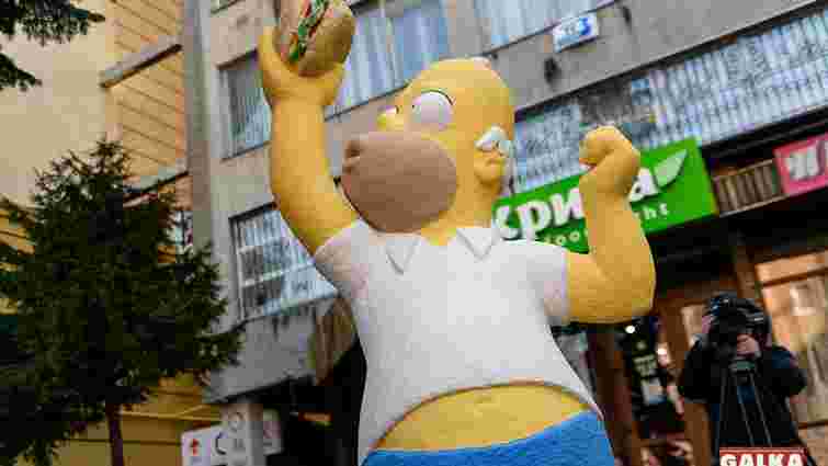 У центрі Івано-Франківська встановили скульптуру Гомера Сімпсона