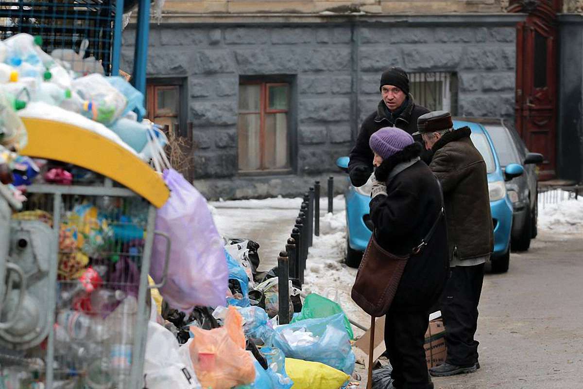 На ранок у Львові залишилося 156 переповнених майданчиків зі сміттям