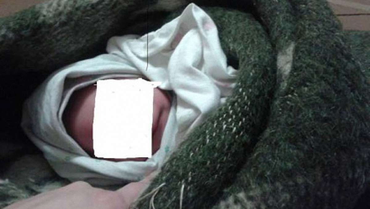 У під'їзді будинку на Миколаївщині знайшли покинуте немовля