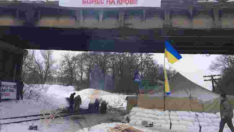 У разі силового розгону учасники блокади Донбасу пригрозили знищити транспортні магістралі