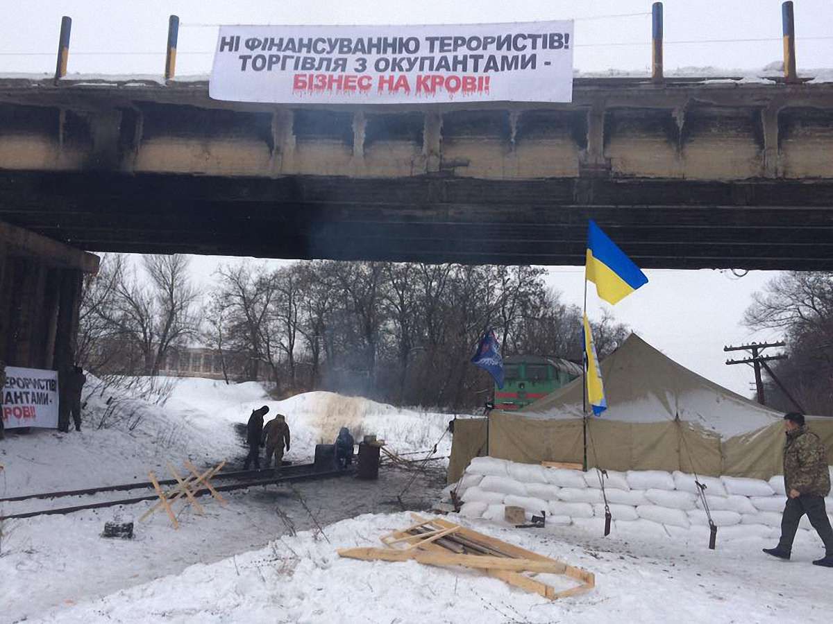 У разі силового розгону учасники блокади Донбасу пригрозили знищити транспортні магістралі