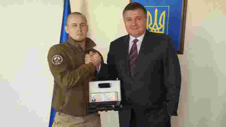 Арсен Аваков пояснив кому і за що вручав нагородну зброю