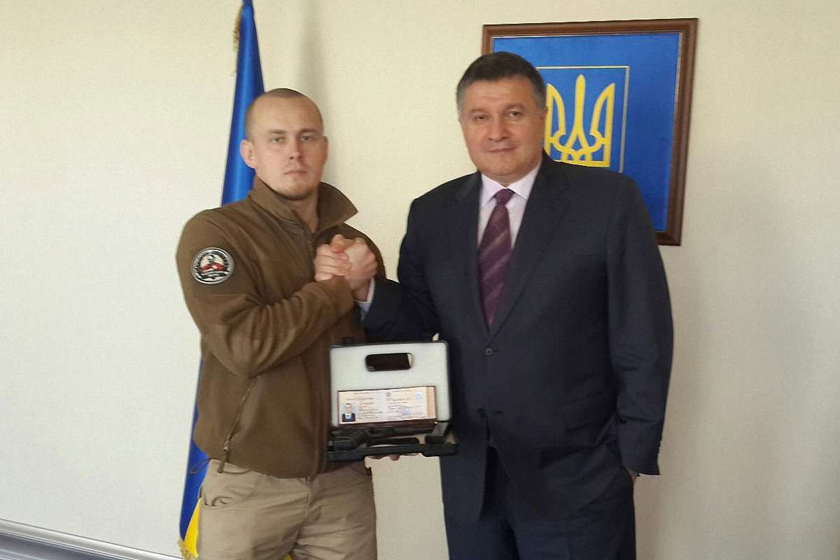 Арсен Аваков пояснив кому і за що вручав нагородну зброю