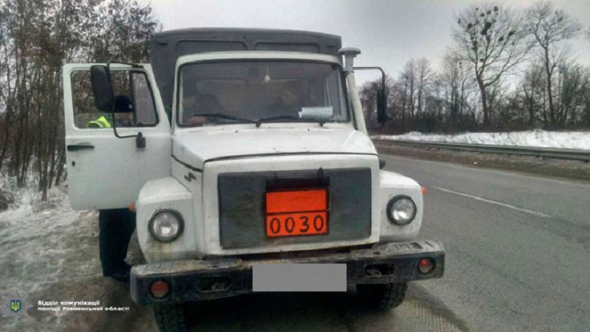 На Рівненщині поліцейські затримали вантажівку, яка перевозила півтори тонни вибухівки