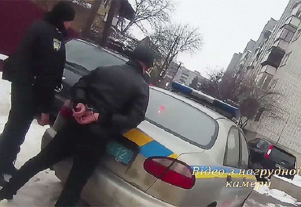 Двоє львів’ян з ножем напали на поліцейського
