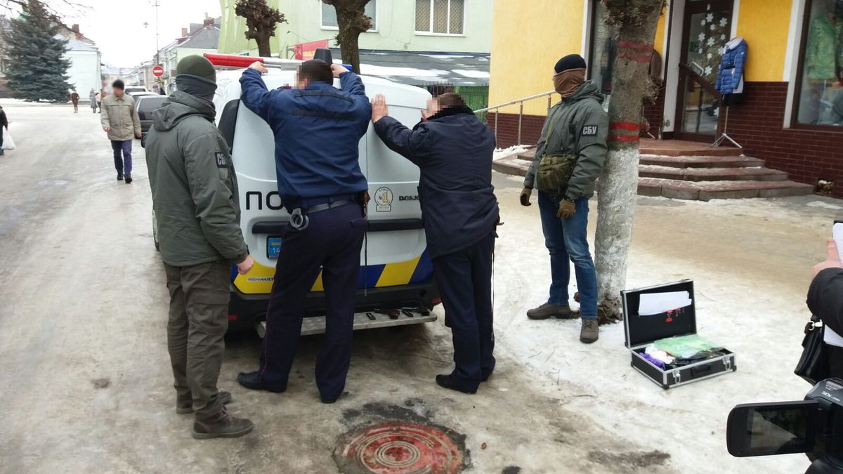 На Львівщині троє поліцейських вимагали хабар за закриття кримінального провадження

