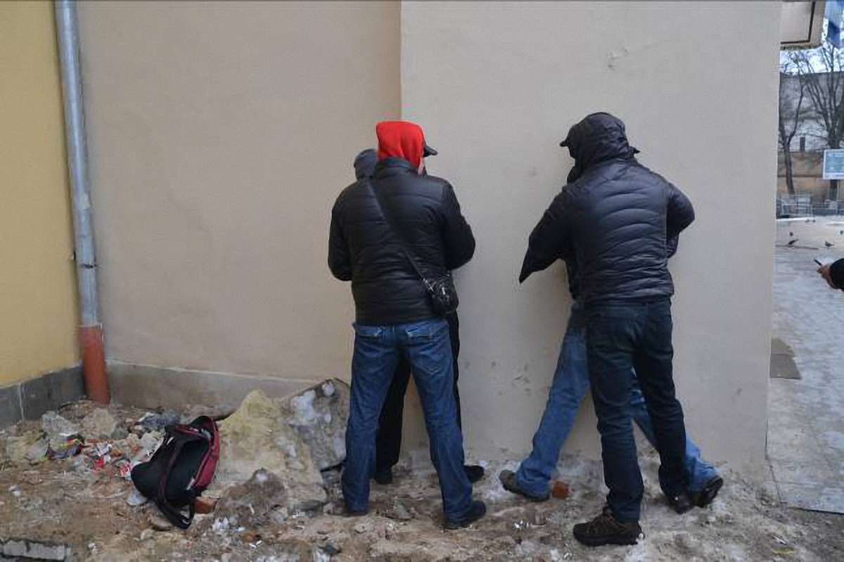 У Львові затримали двох чоловіків, які пограбували неповнолітню дівчину