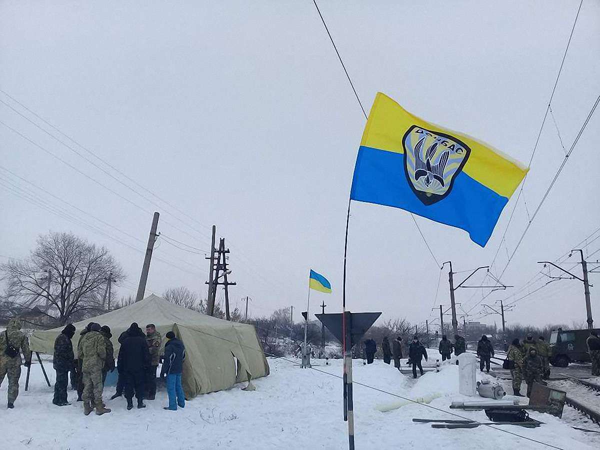 Блокувальники торгівлі з окупованими районами перекрили залізничну ділянку на Донеччині