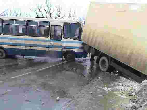 На Львівщині зіткнулися маршрутка з вантажівкою