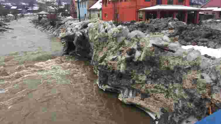 На Закарпатті внаслідок підтоплень впали два житлові будинки