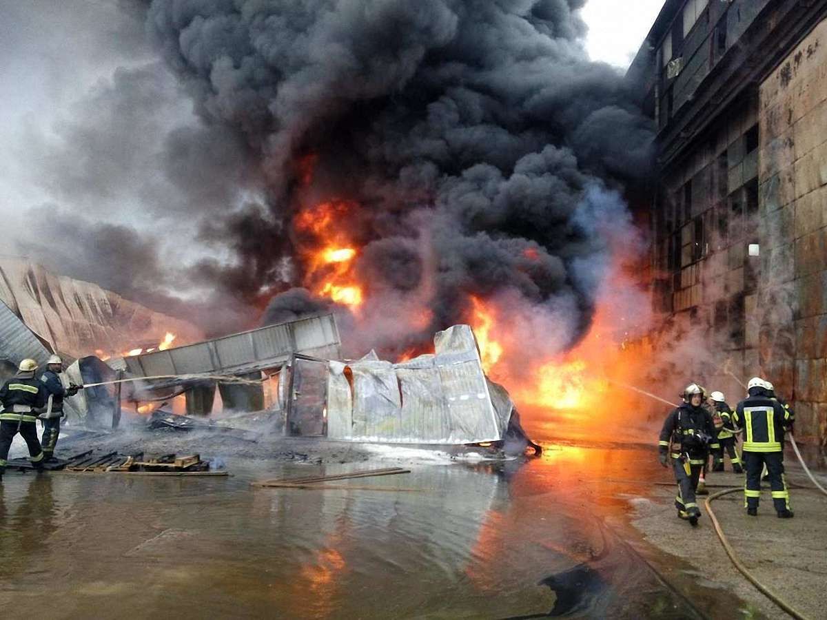 На Київському суднобудівному заводі сталася масштабна пожежа