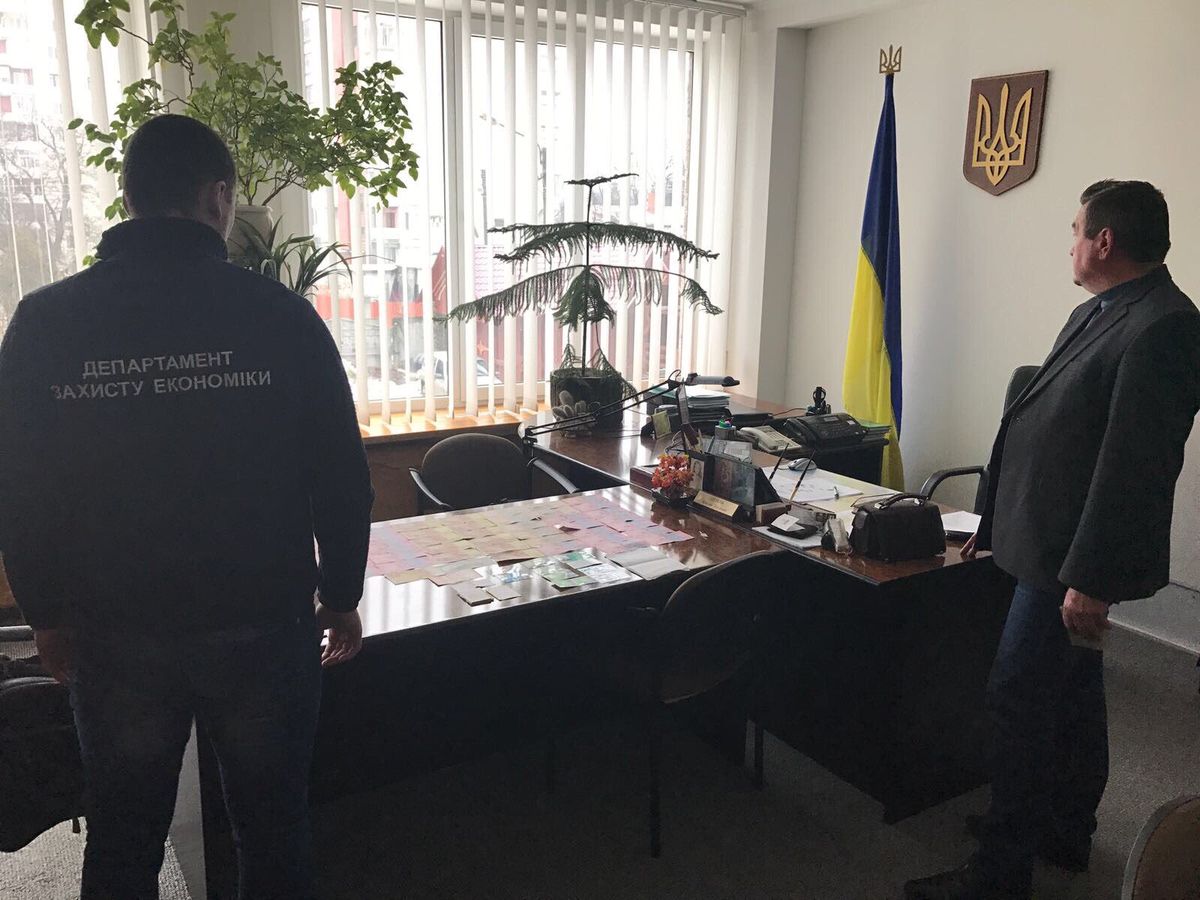 На хабарі затримали посадовця управління лісового господарства Львівщини