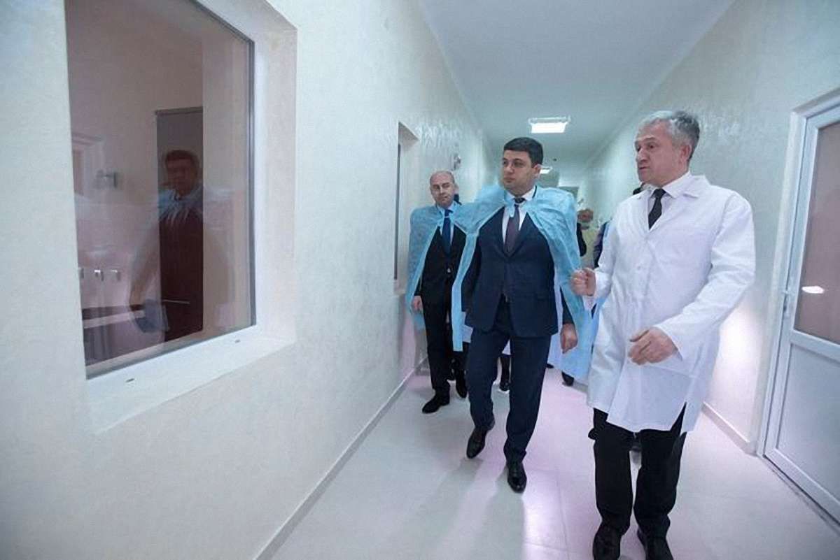 Гройсман доручив забезпечити фінансування медзакладів Академії медичних наук