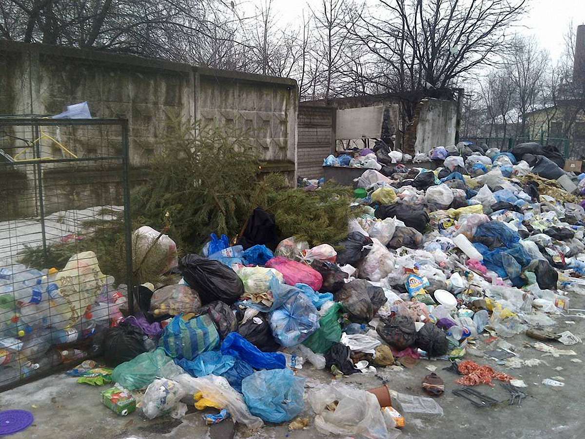 З Жовкви упродовж місяця не вивозять сміття