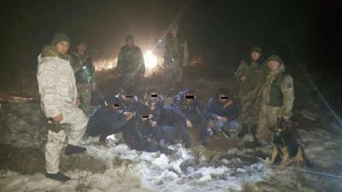 Прикордонники на Львівщині затримали шість нелегалів з Індії 
