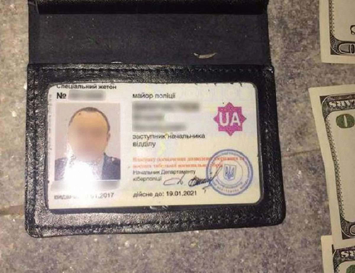 У Житомирській області двох кіберполіцейських спіймали на хабарі