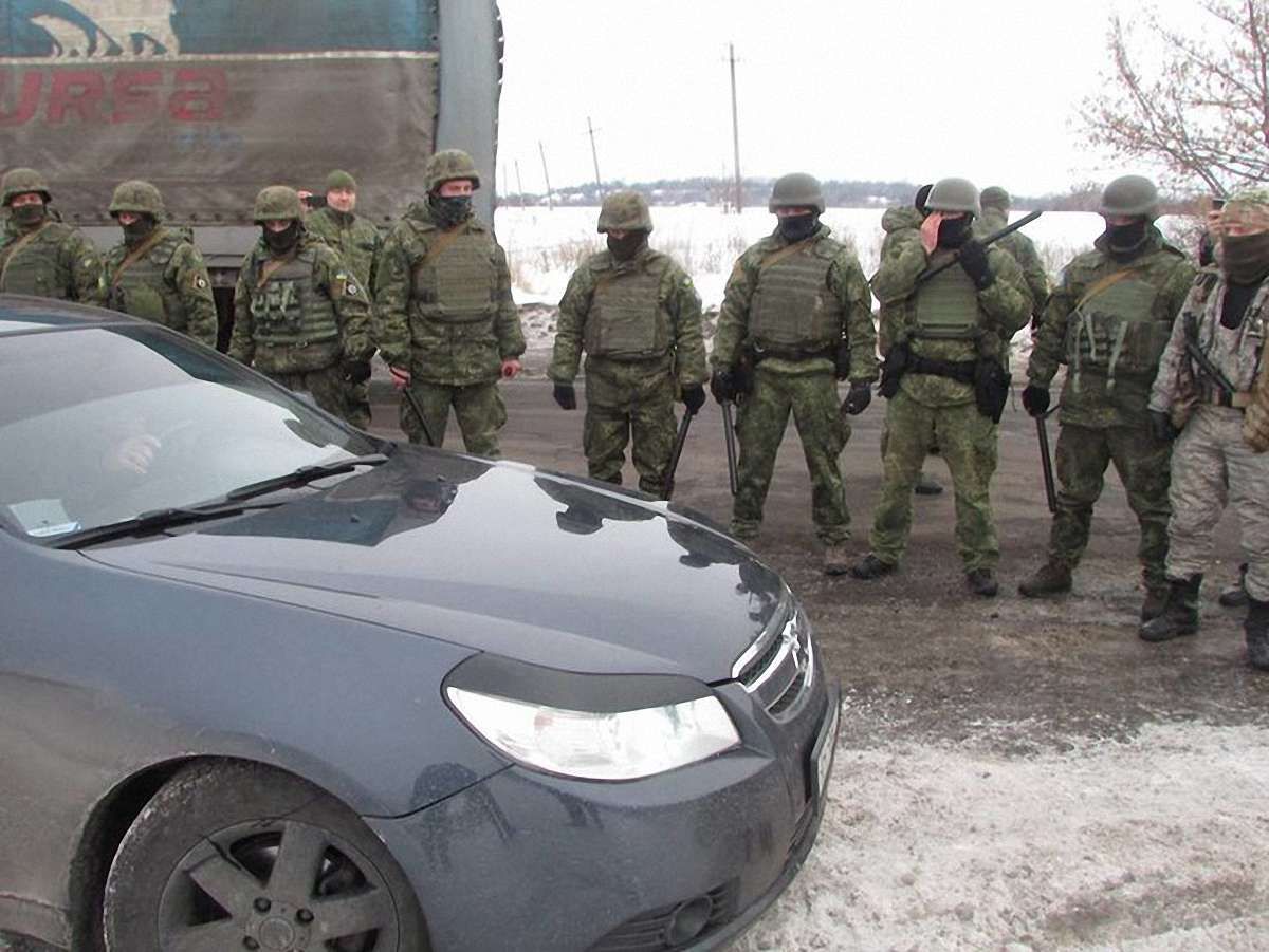 Поліція розігнала групу людей в балаклавах, які намагалися перекрити дорогу біля Бахмута