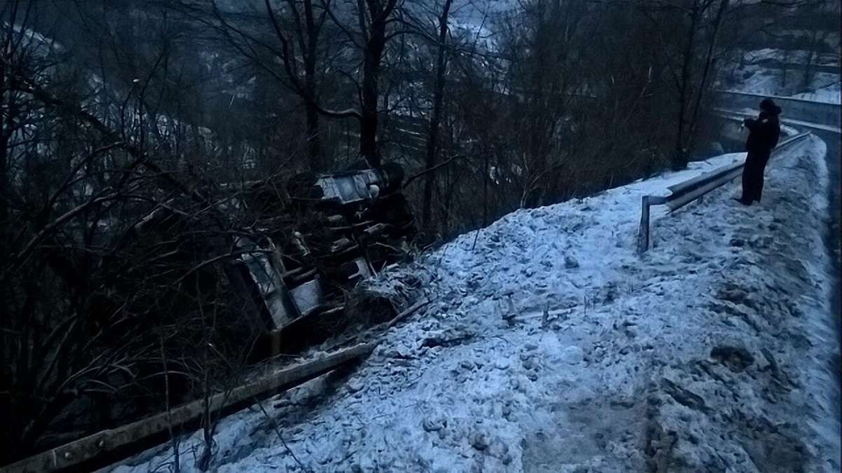 На Закарпатті рейсовий автобус із пасажирами зірвався у провалля