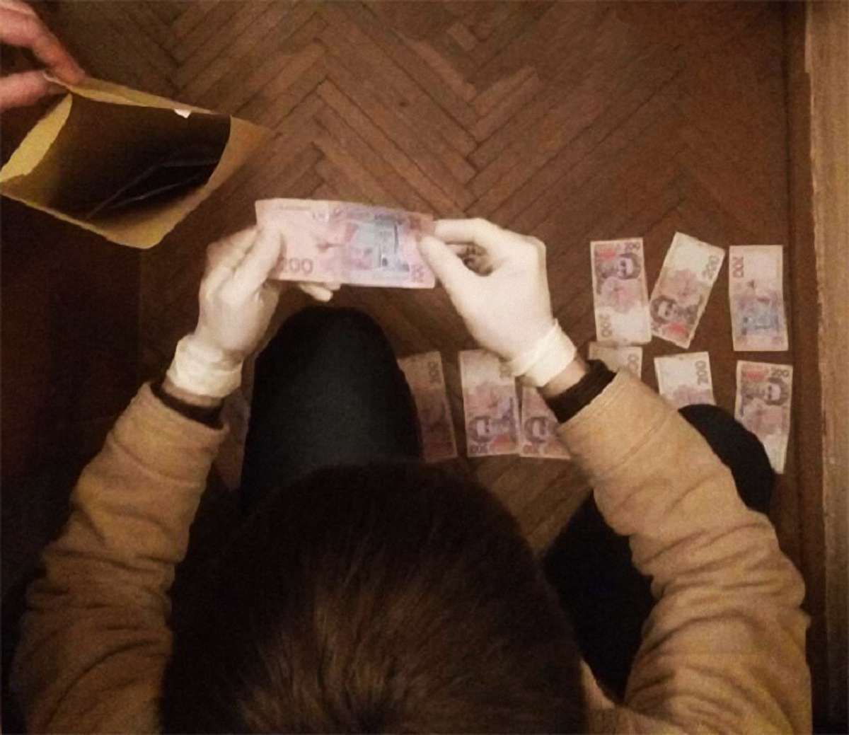 На Івано-Франківщині поліцейського затримали на хабарі у ₴12 тис.