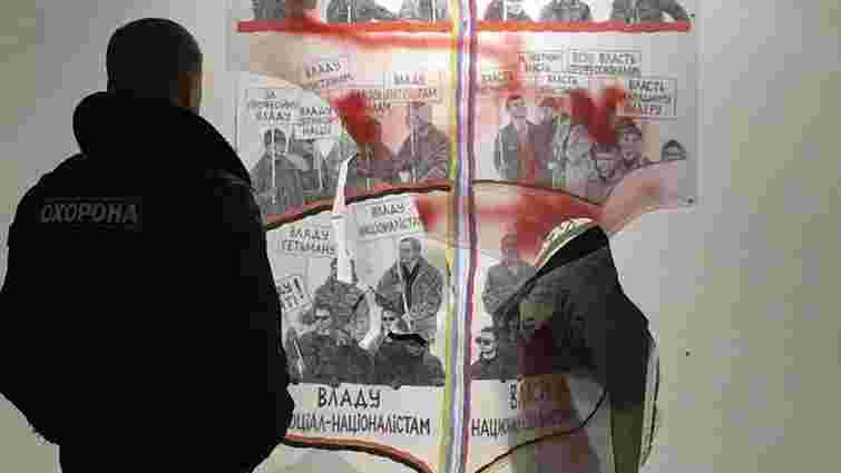 Невідомі погромили виставку художника Давида Чичкана у Києві