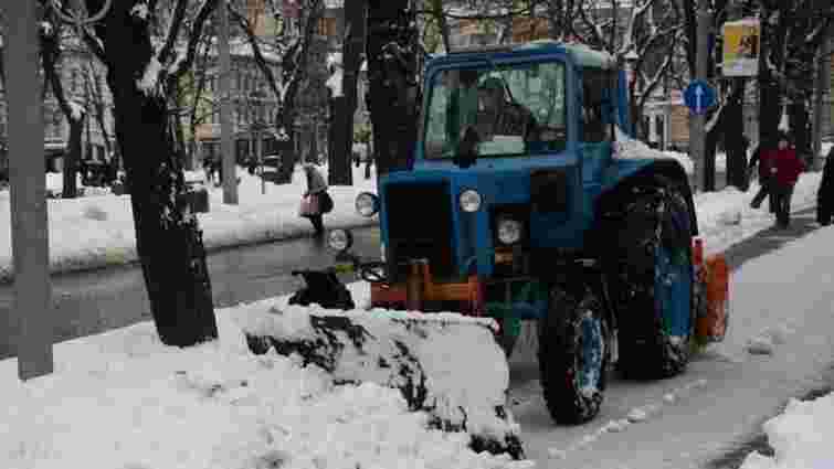 Через сильні снігопади вулиці Львова прибиратимуть і вночі