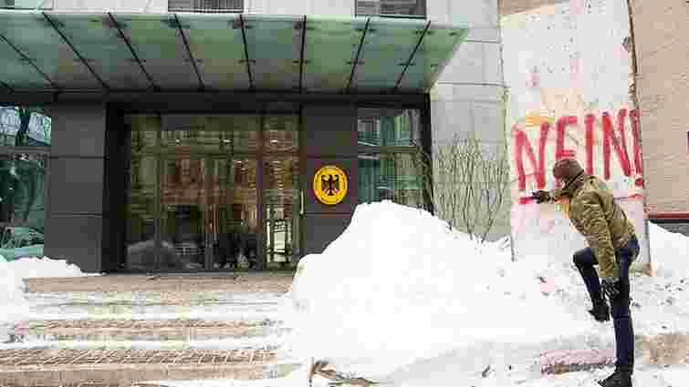 Нардеп від БПП розмалював фрагмент Берлінського муру біля німецького посольства в Києві