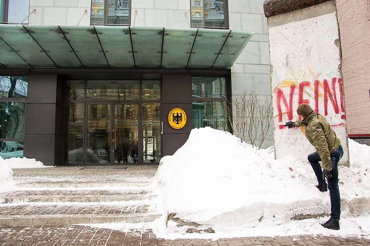 Нардеп від БПП розмалював фрагмент Берлінського муру біля німецького посольства в Києві